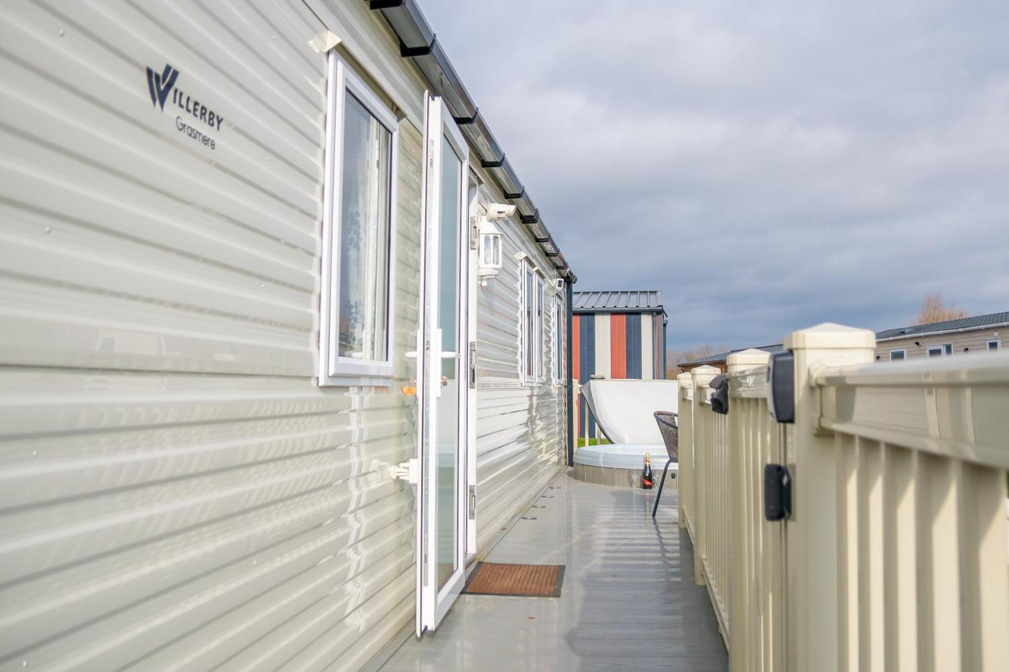 64 Lancaster The Lazy Willow 3 Bedroom Hot Tub Caravan Tattershall Lakes Exteriér fotografie
