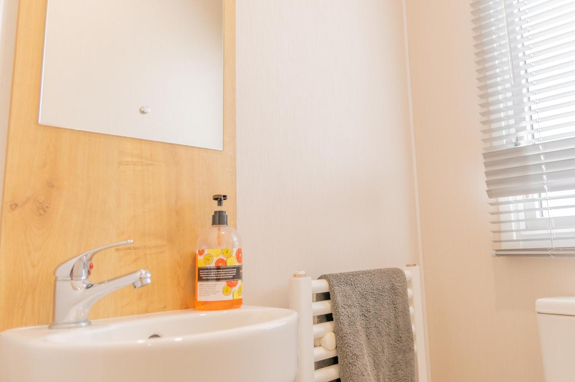 64 Lancaster The Lazy Willow 3 Bedroom Hot Tub Caravan Tattershall Lakes Exteriér fotografie