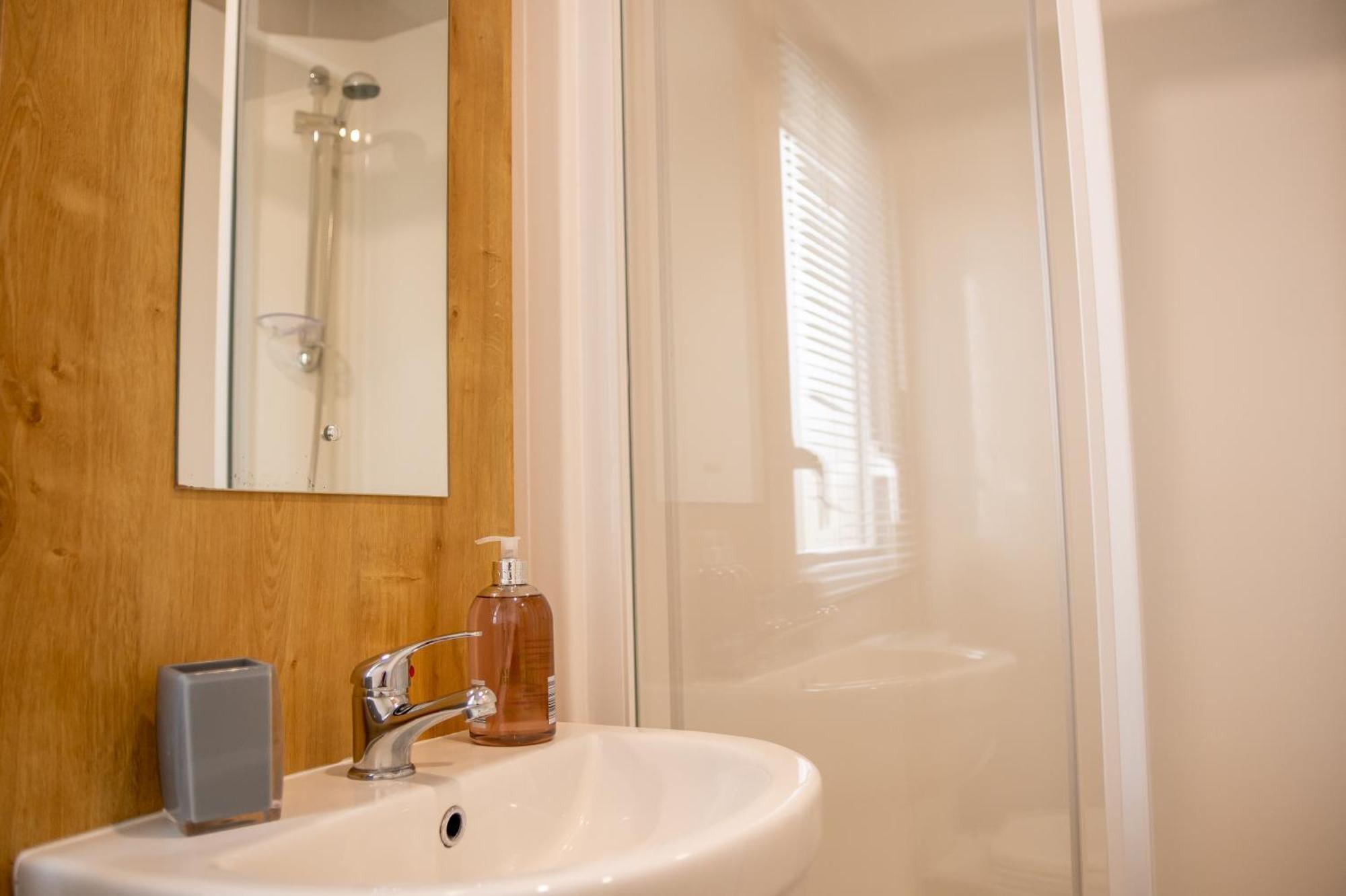 64 Lancaster The Lazy Willow 3 Bedroom Hot Tub Caravan Tattershall Lakes Exteriér fotografie
