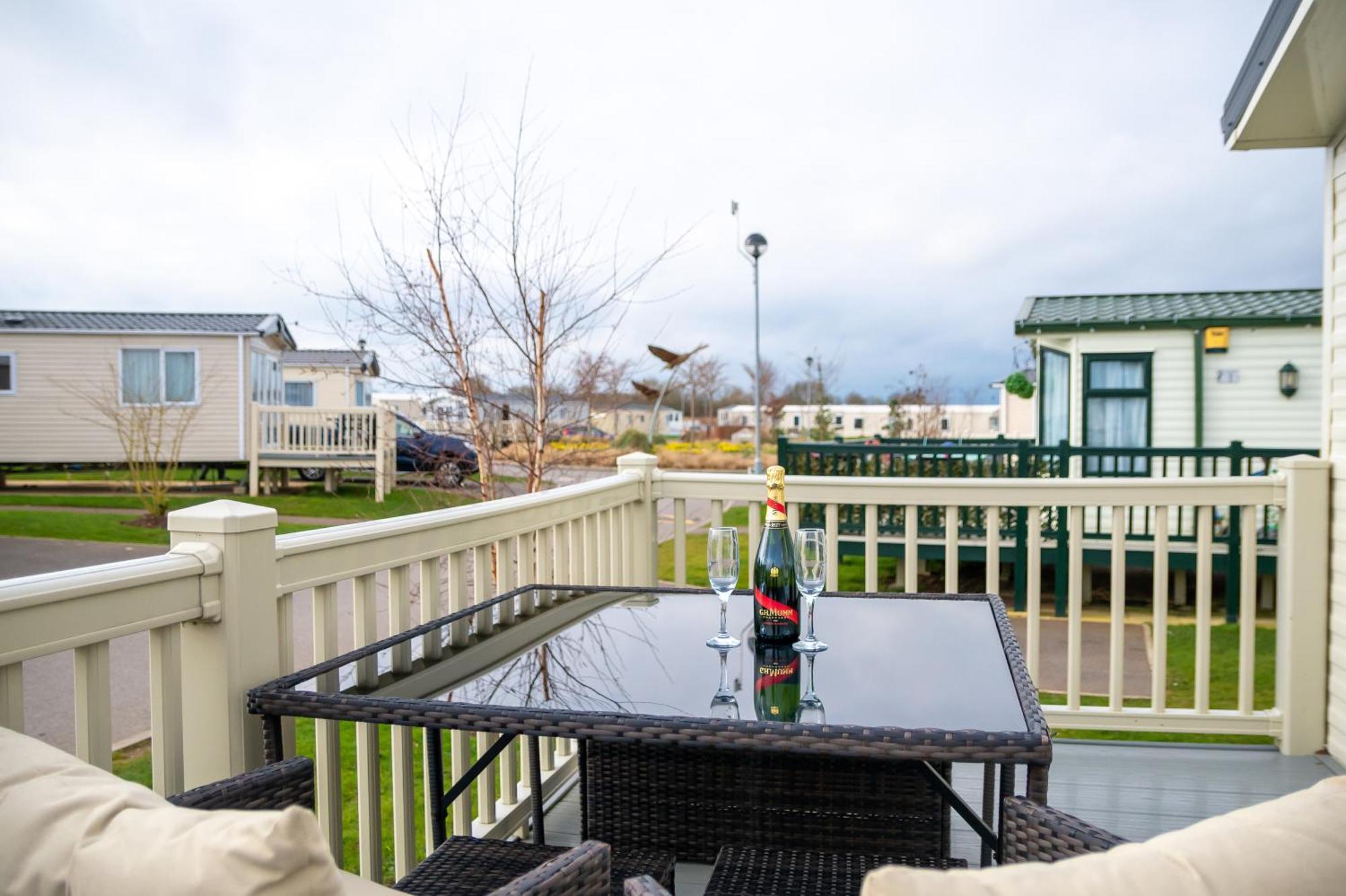 64 Lancaster The Lazy Willow 3 Bedroom Hot Tub Caravan Tattershall Lakes Exteriér fotografie
