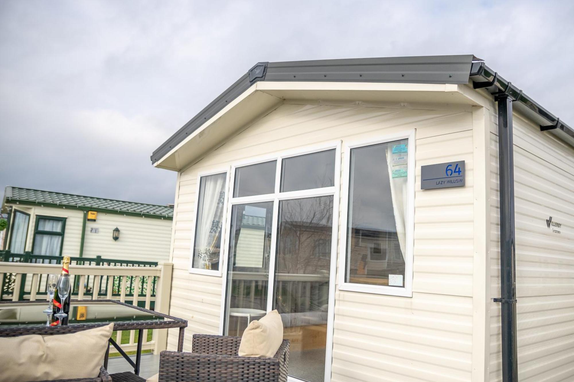 64 Lancaster The Lazy Willow 3 Bedroom Hot Tub Caravan Tattershall Lakes Exteriér fotografie