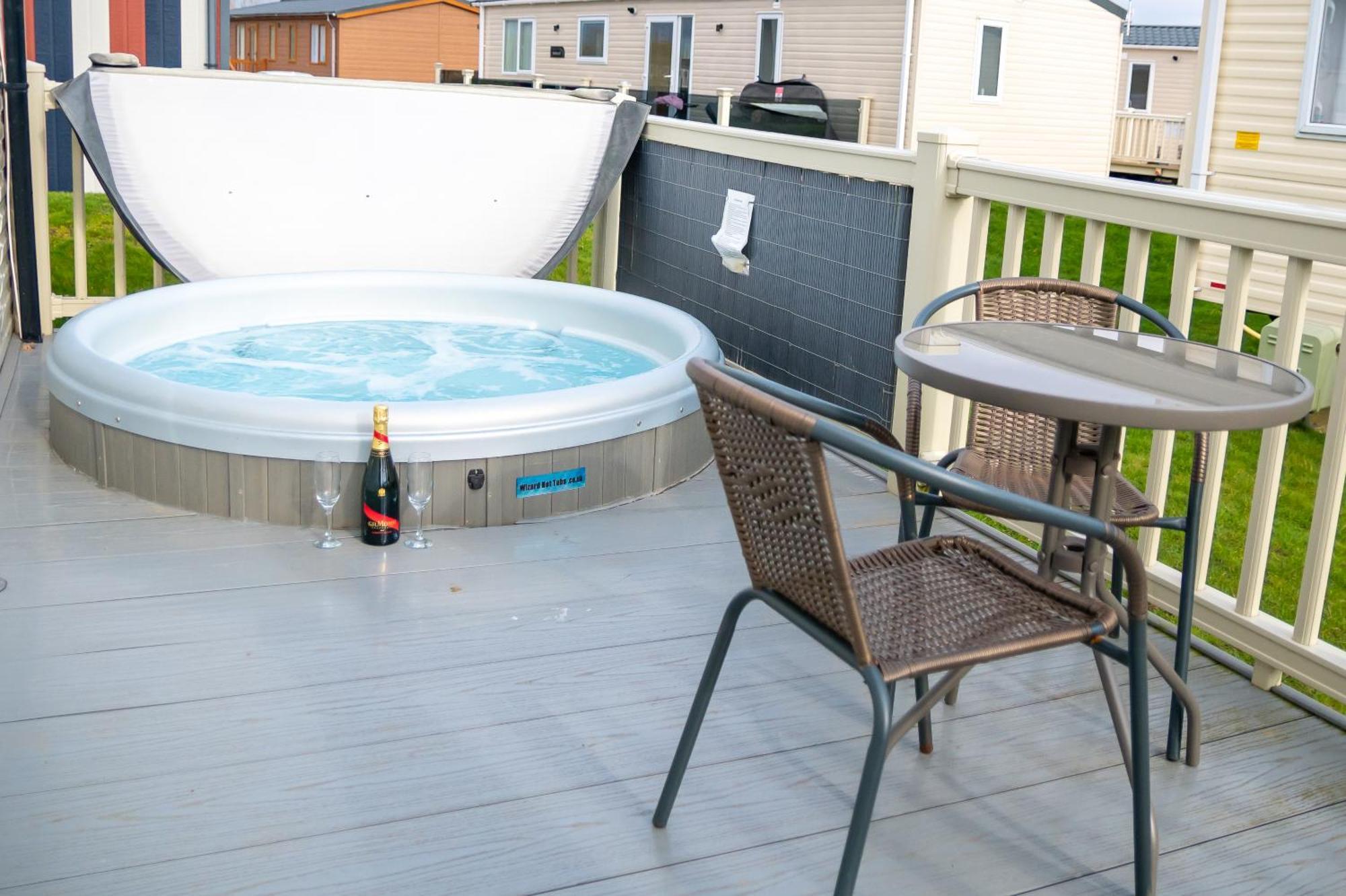 64 Lancaster The Lazy Willow 3 Bedroom Hot Tub Caravan Tattershall Lakes Exteriér fotografie
