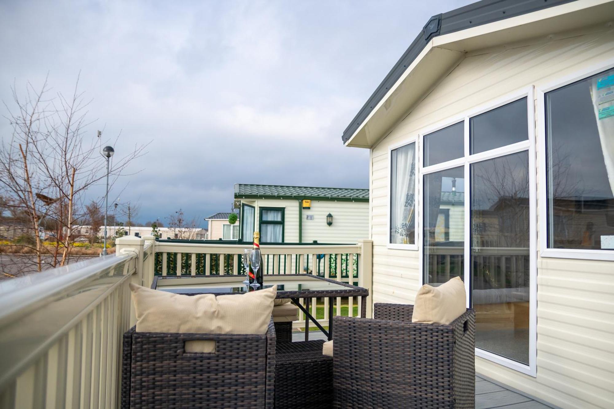64 Lancaster The Lazy Willow 3 Bedroom Hot Tub Caravan Tattershall Lakes Exteriér fotografie